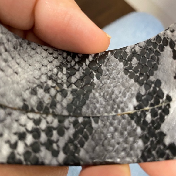 Leather cuff with pearls - Picture 2 of 6